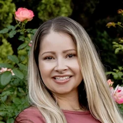 A headshot photo of Kristin